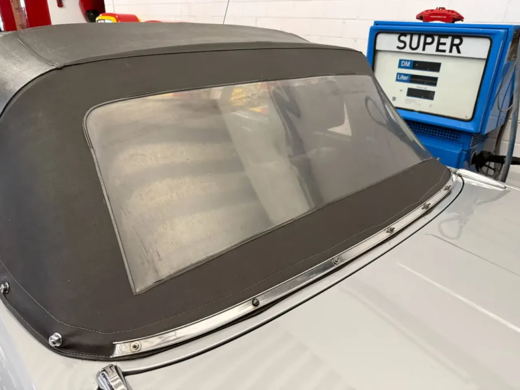 Peugeot 304 Cabrio 1971 silber Foto vom Verdeck.