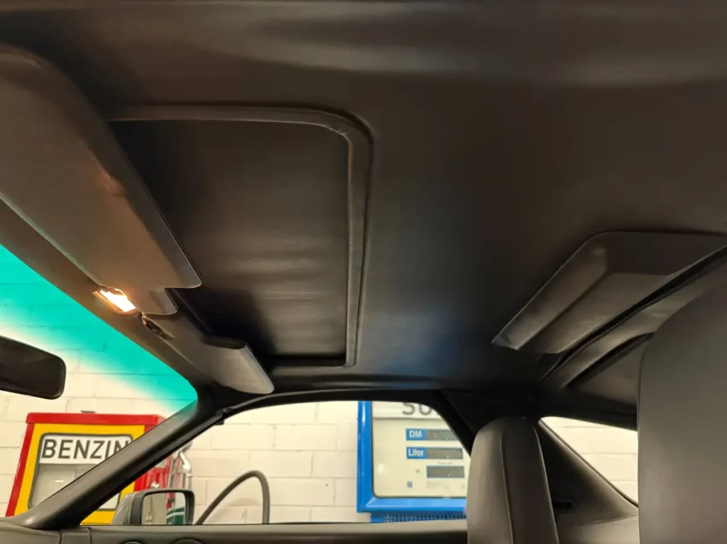 Porsche 928 Automatik S4 1990 Sicht auf Dachhimmel.