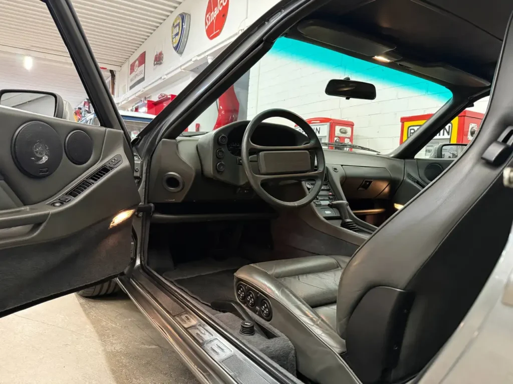 Porsche 928 Automatik S4 1990 Sicht auf offene Fahrertuer.