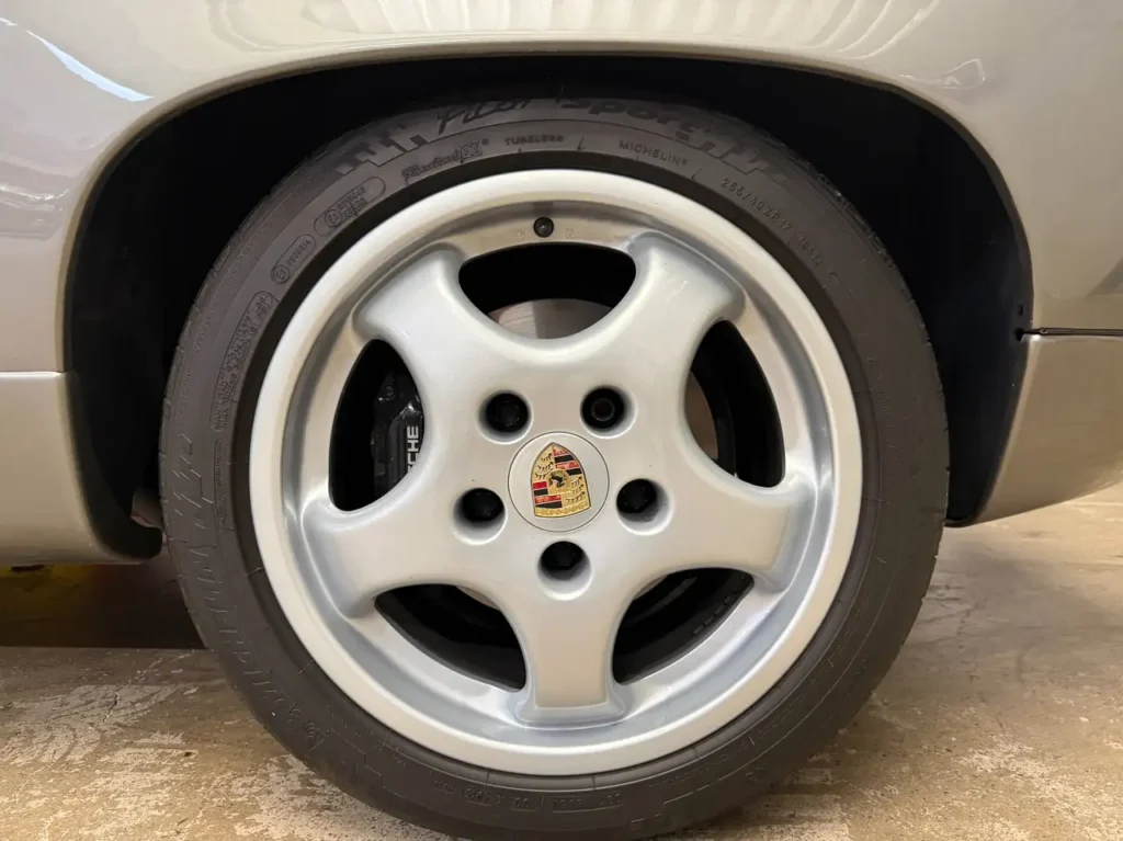 Porsche 928 Automatik S4 1990 Sicht auf Felge.
