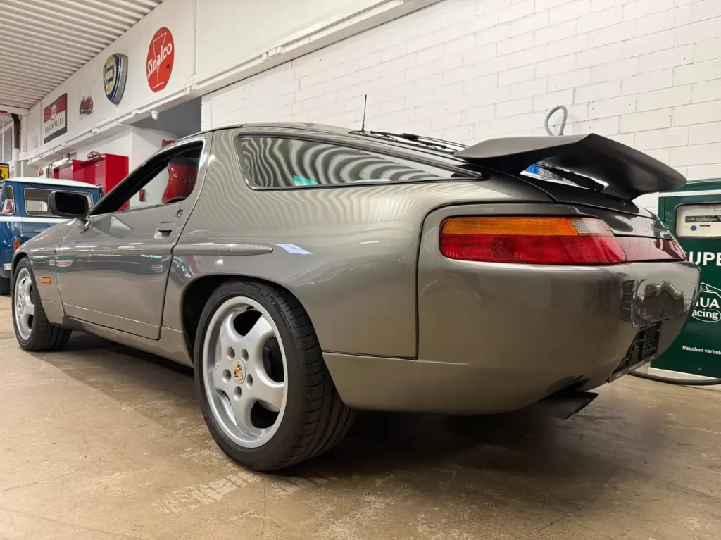 Porsche 928 Automatik S4 1990 Sicht auf Kotfluegel hinten links.