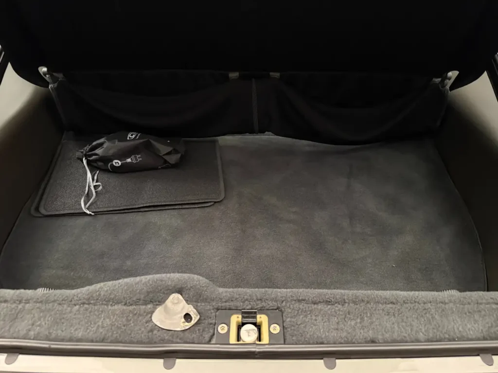 Porsche 928 Automatik S4 1990 Sicht auf Kofferraum innen.