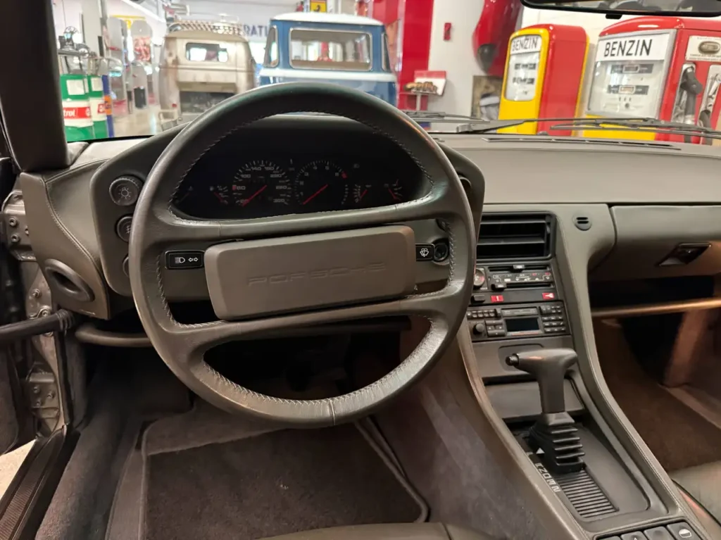 Porsche 928 Automatik S4 1990 Sicht auf Lenkrad.