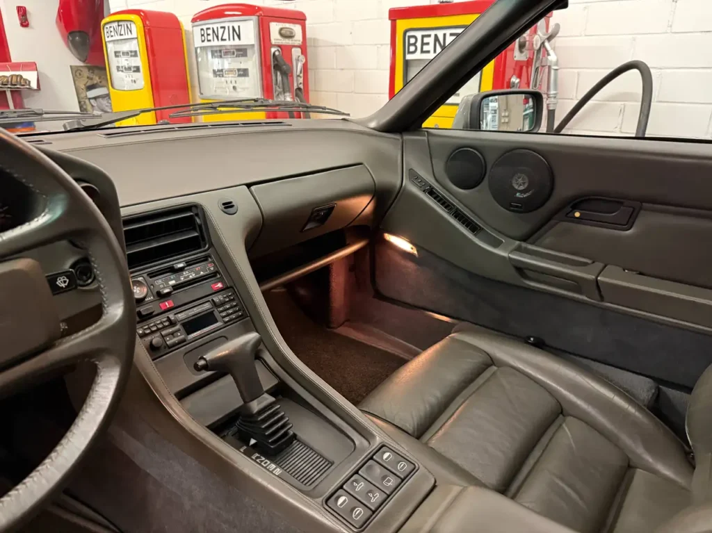 Porsche 928 Automatik S4 1990 Sicht auf Mittelkonsole.