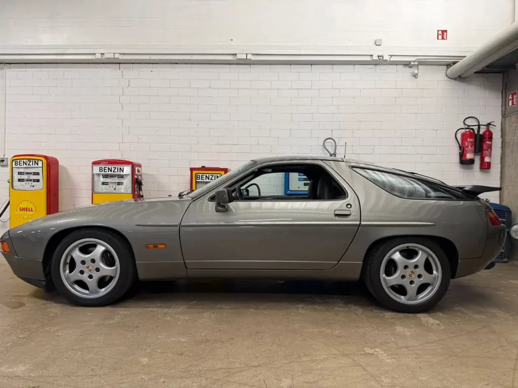 Porsche 928 Automatik S4 1990 Sicht auf Seitenansicht.