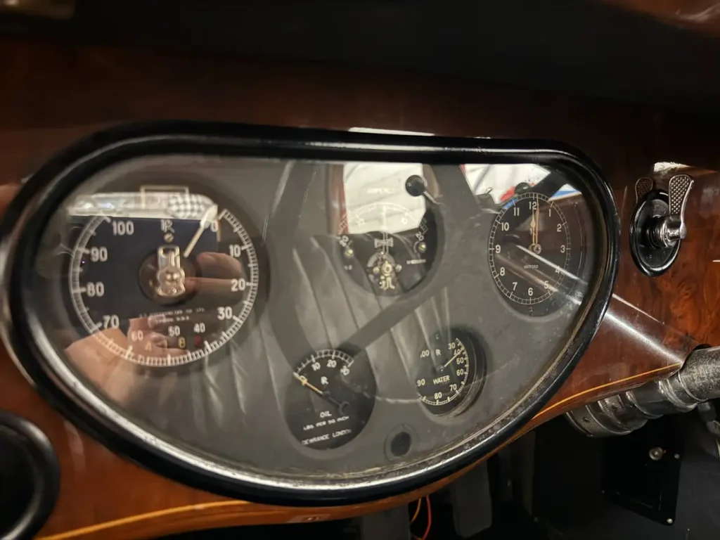 Rolls-Royce Phantom II 1933 Foto vom Armaturenbrett inklusive der Instrumente hinter Glasscheibe.