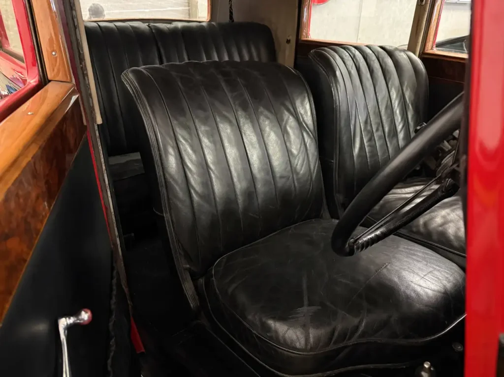 Rolls-Royce Phantom II 1933 Foto von Fahrersitz und offener Tuere.
