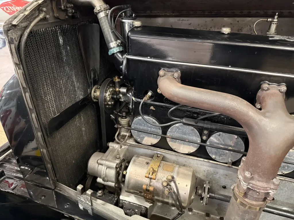 Rolls-Royce Phantom II 1933 Foto von Motor und Auspuffkrümmer.