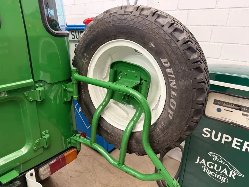 Toyota Landcruiser BJ42 1981 Bild von Ersatzrad an Ausklapphalter an der Heckklappe.