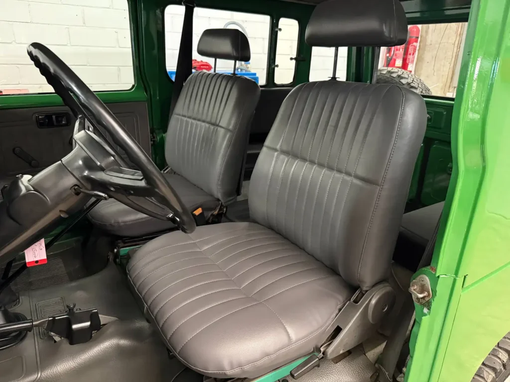 Toyota Landcruiser BJ42 1981 Bild von Fahrersitz in grauem Leder.