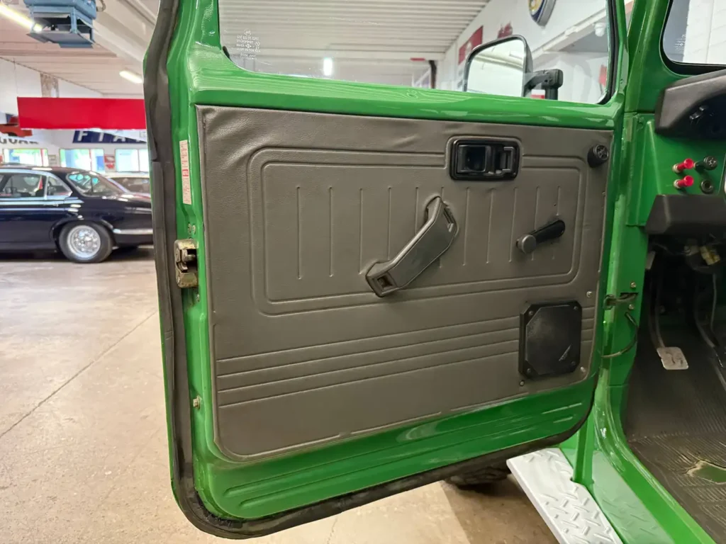 Toyota Landcruiser BJ42 1981 Bild von Seitenverkleidung der Fahrertuere.