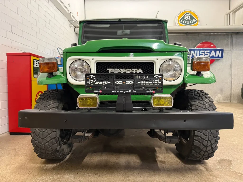 Toyota Landcruiser BJ42 1981 Sicht auf Frontgrill.
