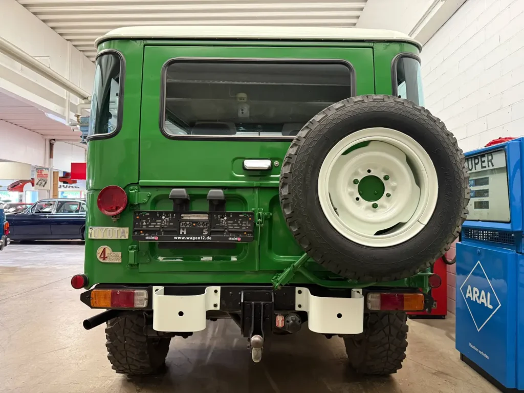 Toyota Landcruiser BJ42 1981 Sicht auf Heck mit Ersatzradhalter und Ersatzrad.