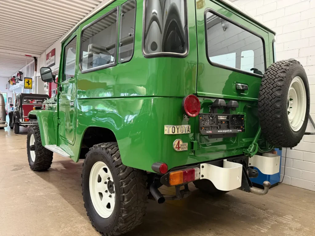 Toyota Landcruiser BJ42 1981 Sicht auf Heck Kotfluegel Fahrerseite.