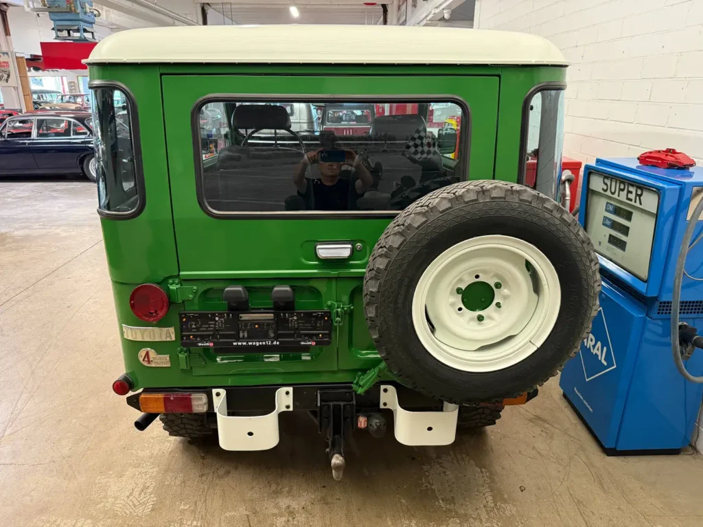 Toyota Landcruiser BJ42 1981 Sicht auf Heckscheibe.