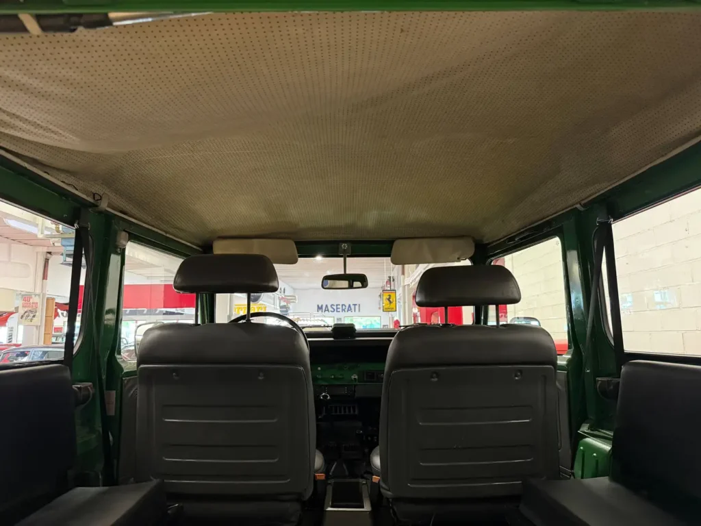 Toyota Landcruiser BJ42 1981 Sicht auf Frontsitze von hinten fotografiert.