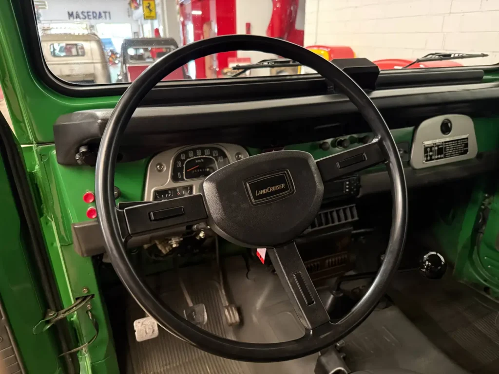 Toyota Landcruiser BJ42 1981 Sicht auf Lenkrad.