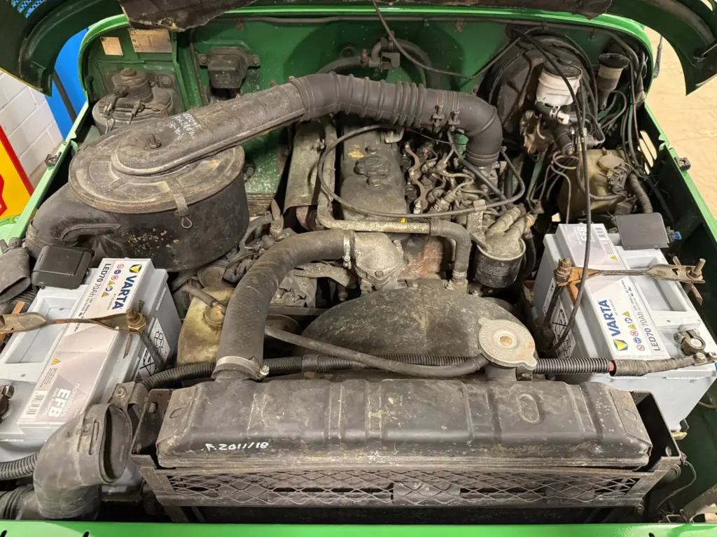 Toyota Landcruiser BJ42 1981 Sicht auf Motor.