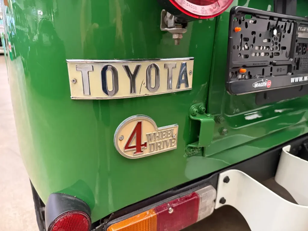 Toyota Landcruiser BJ42 1981 Sicht auf Toyota Logo.