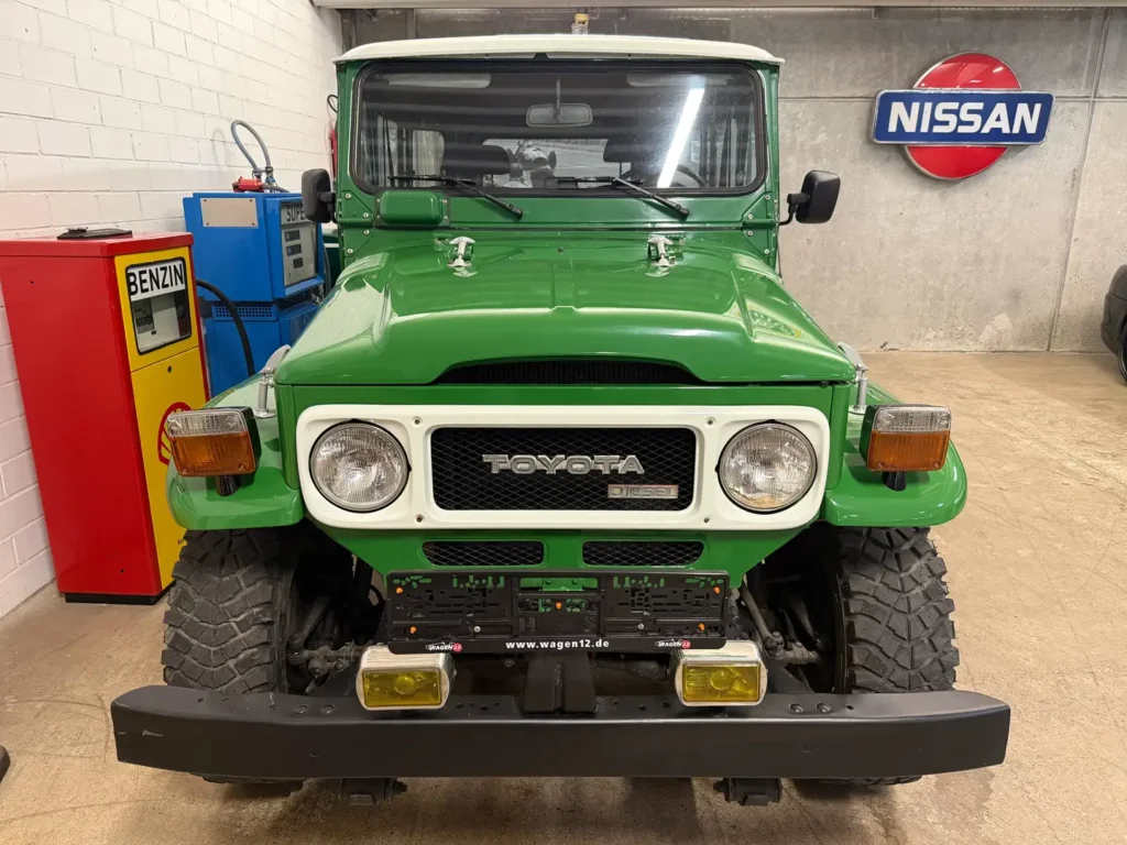 Toyota Landcruiser BJ42 1981 Sicht auf Frontgrill.