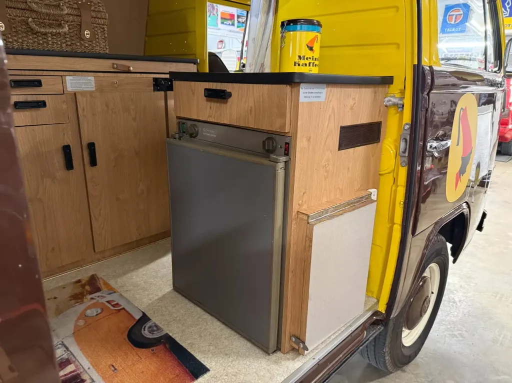 VW T2 Westfalia Camper Meinl Kaffee 1978 in braun gelb, Foto von Kueche.