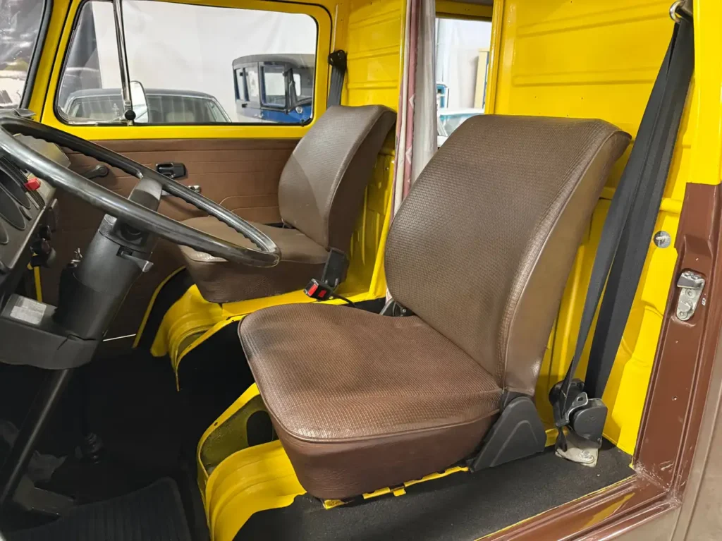 VW T2 Westfalia Camper Meinl Kaffee 1978 in braun gelb, Foto von Fahrersitz.