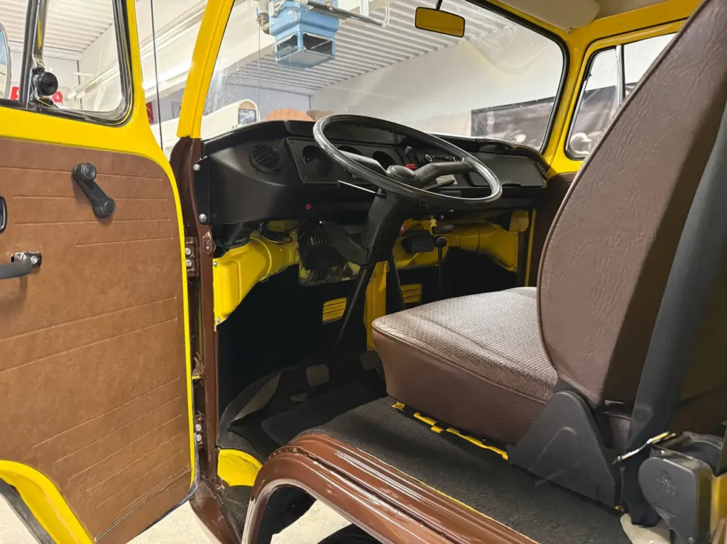 VW T2 Westfalia Camper Meinl Kaffee 1978 in braun gelb, Foto von offener Fahrertuer und Lenkrad.