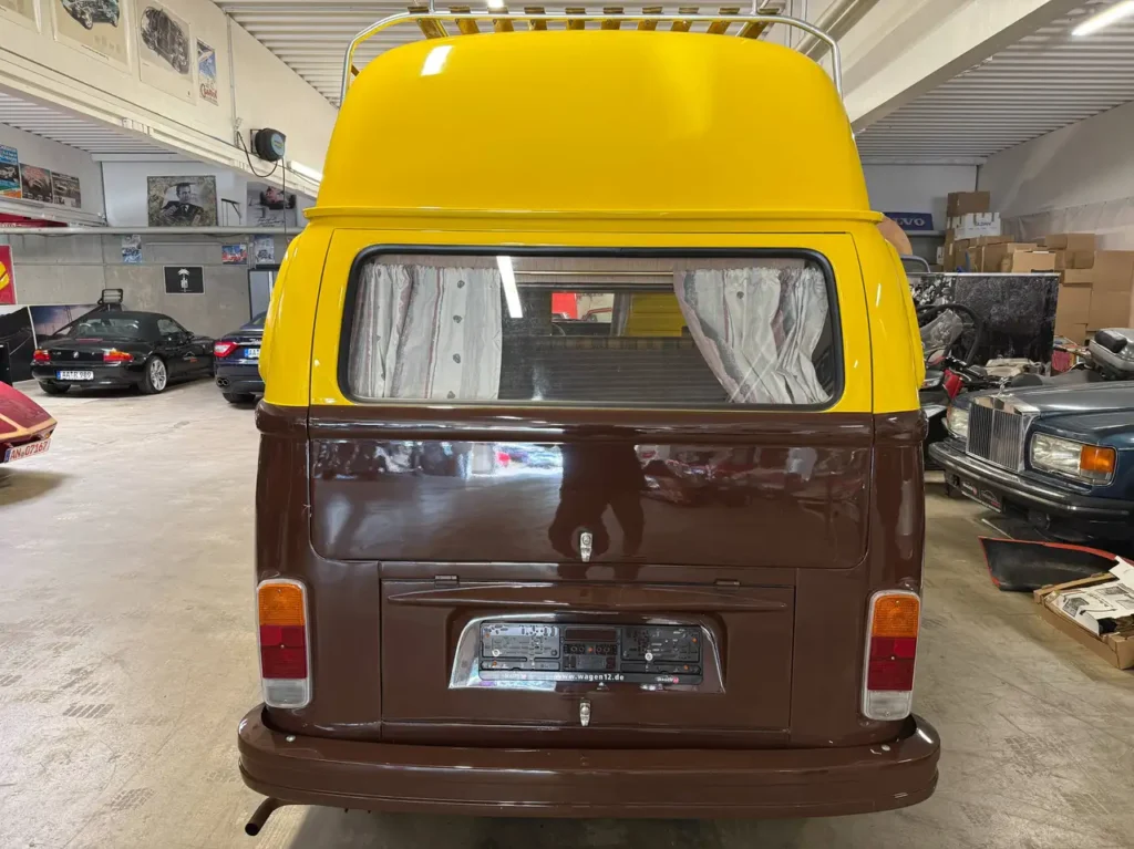 VW T2 Westfalia Camper Meinl Kaffee 1978 in braun gelb, Foto von hinten auf Heckscheibe.