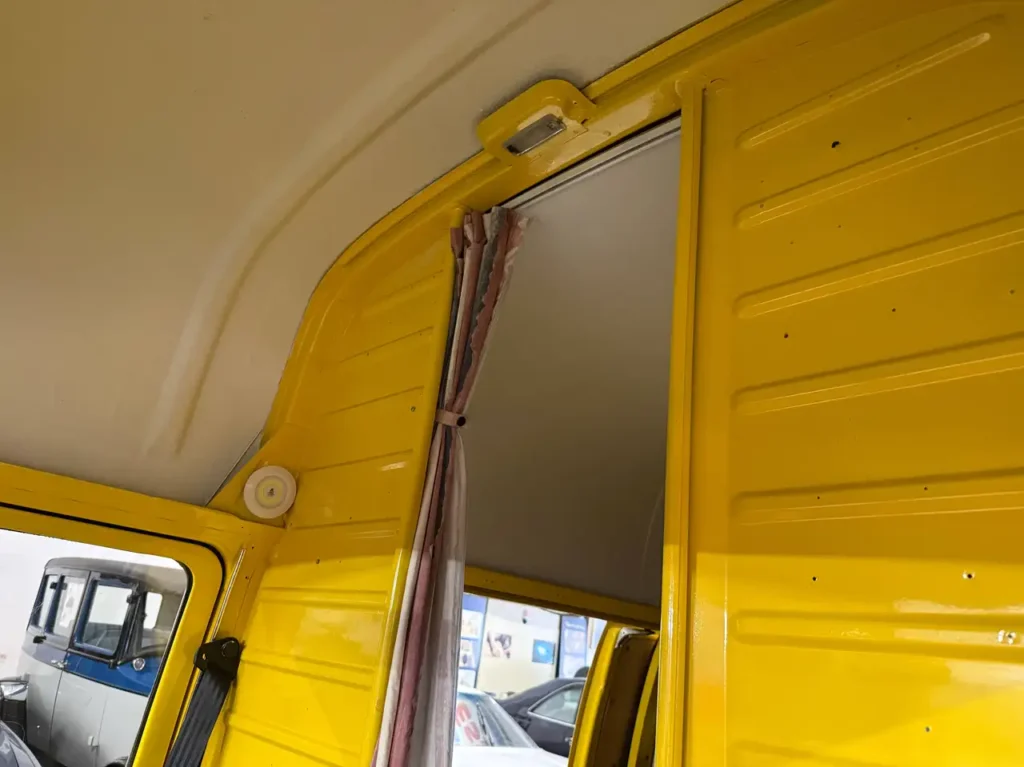 VW T2 Westfalia Camper Meinl Kaffee 1978 in braun gelb, Foto vom amper innenraum.