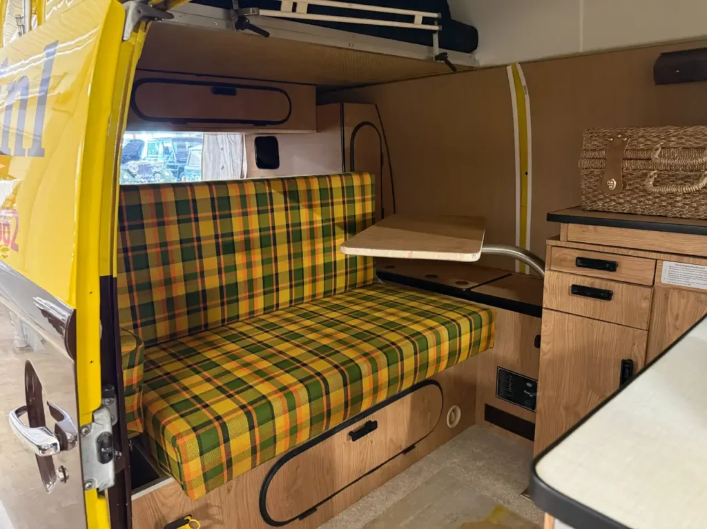 VW T2 Westfalia Camper Meinl Kaffee 1978 in braun gelb, Foto vom Camper Innenraum.