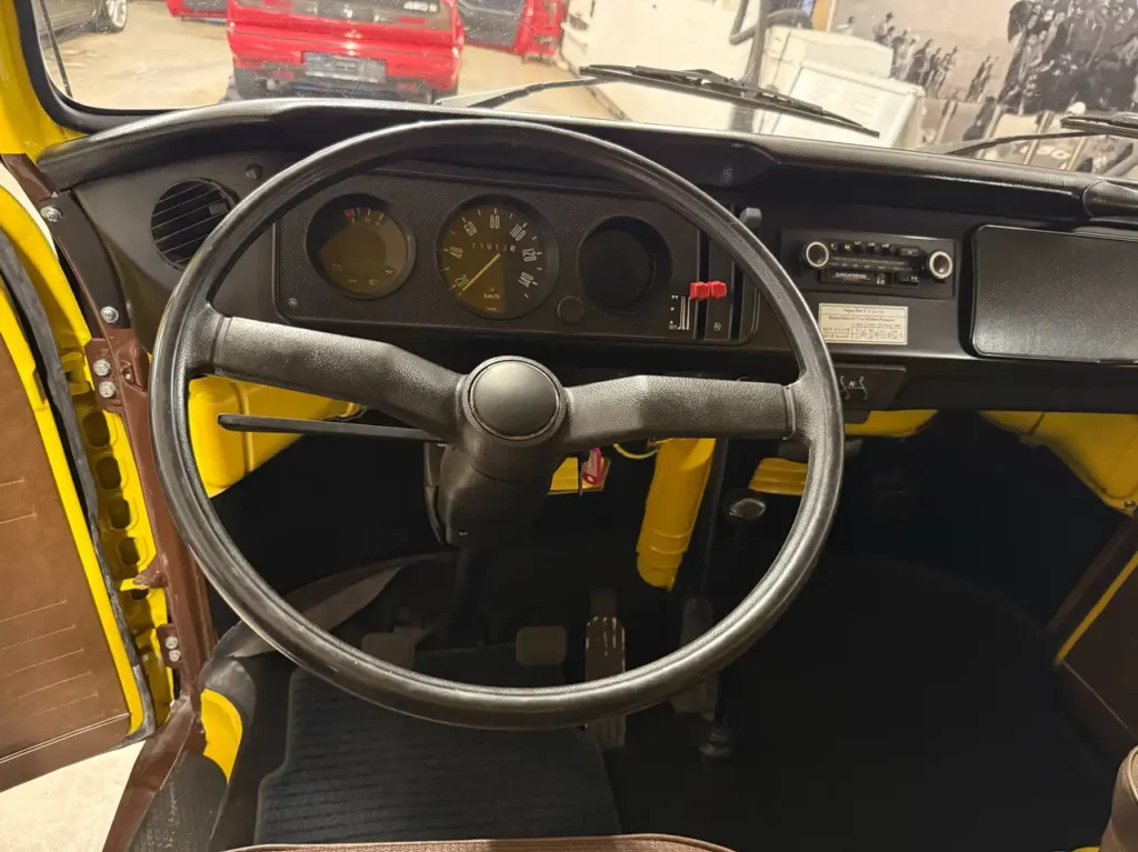 VW T2 Westfalia Camper Meinl Kaffee 1978 in braun gelb, Foto von Lenkrad und Armaturenbrett.