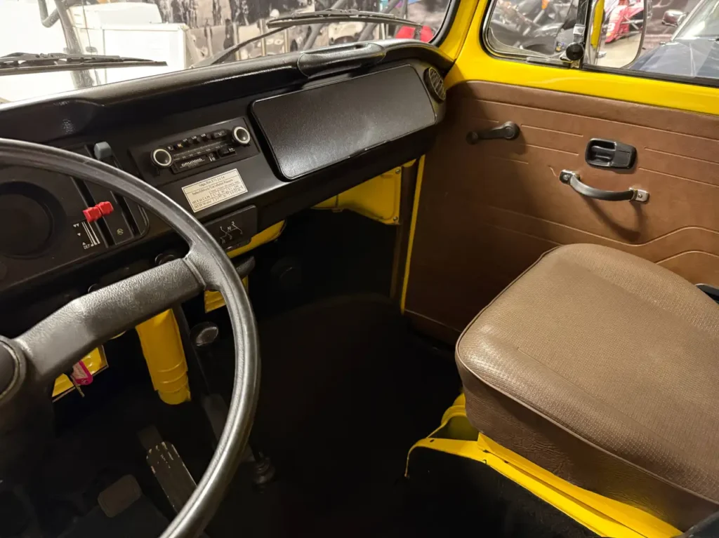 VW T2 Westfalia Camper Meinl Kaffee 1978 in braun gelb, Foto von Lenkrad und Radio.