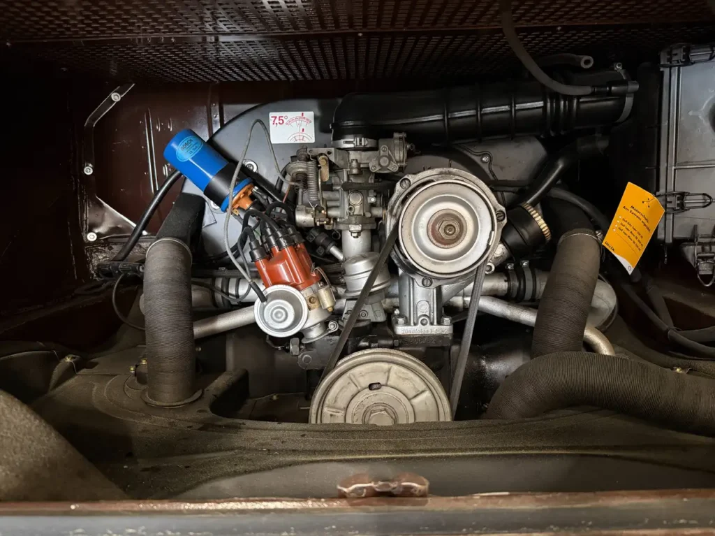 VW T2 Westfalia Camper Meinl Kaffee 1978 in braun gelb, Foto vom Motor.