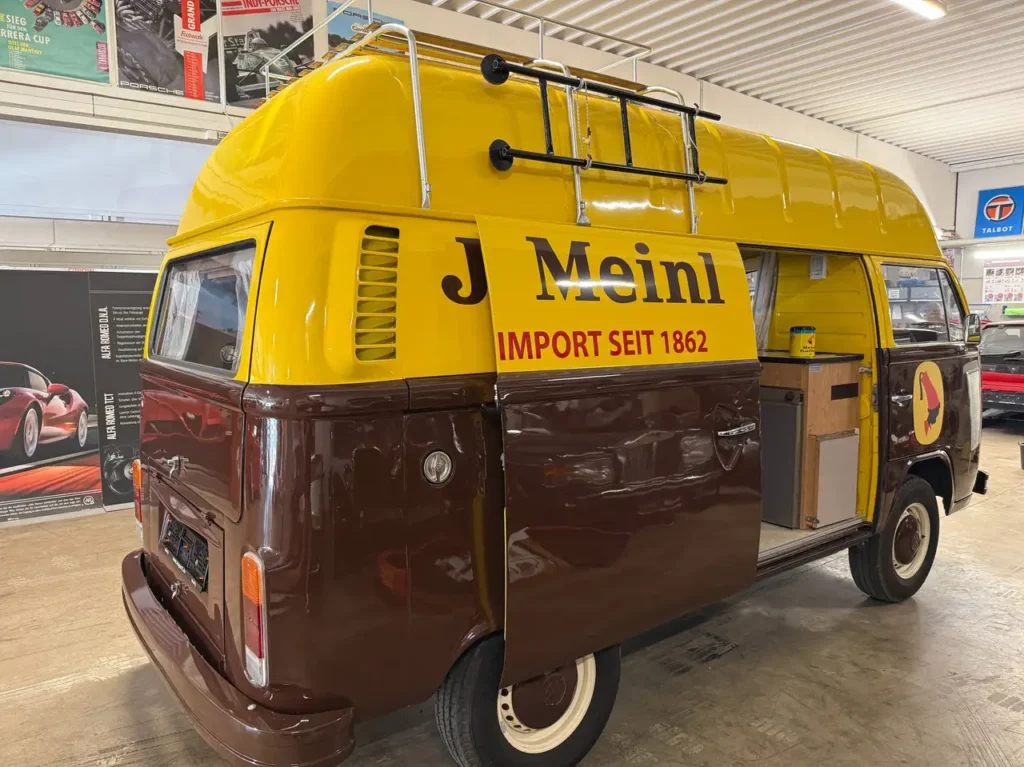 VW T2 Westfalia Camper Meinl Kaffee 1978 in braun gelb, Foto von geoeffneter Schiebetuer.