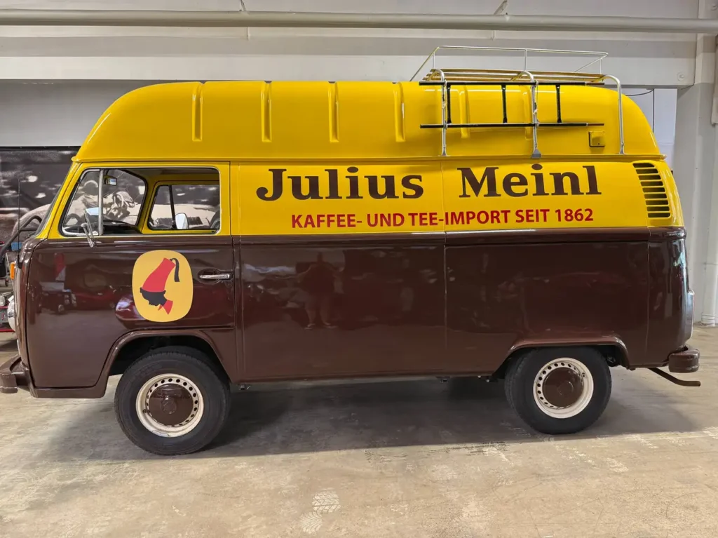 VW T2 Westfalia Camper Meinl Kaffee 1978 in braun gelb, Foto von aussen komplettes Fahrzeug.