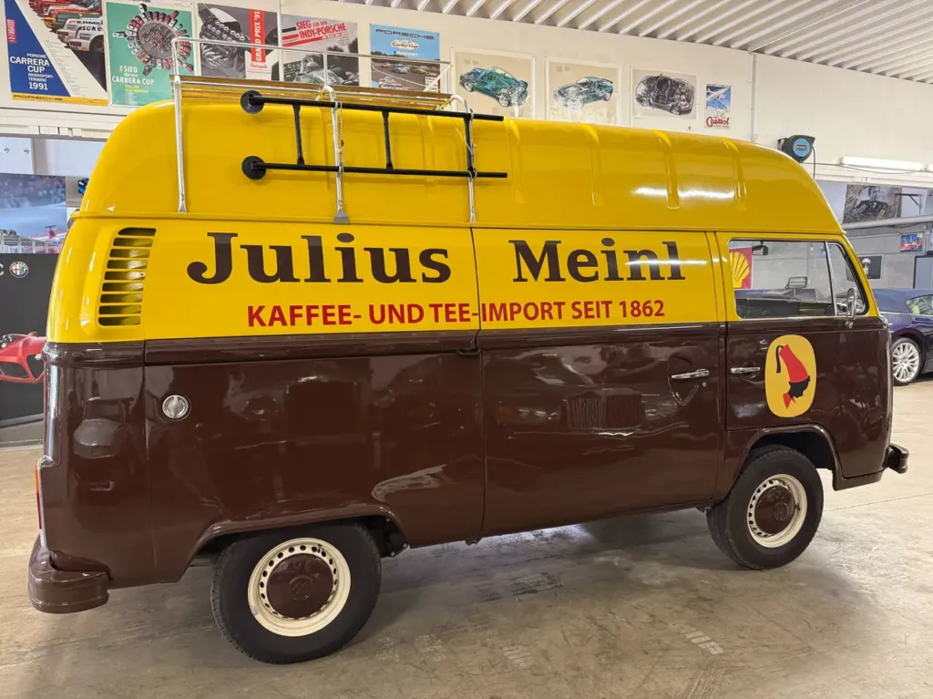 VW T2 Westfalia Camper Meinl Kaffee 1978 in braun gelb, Foto von schraeg aussen.