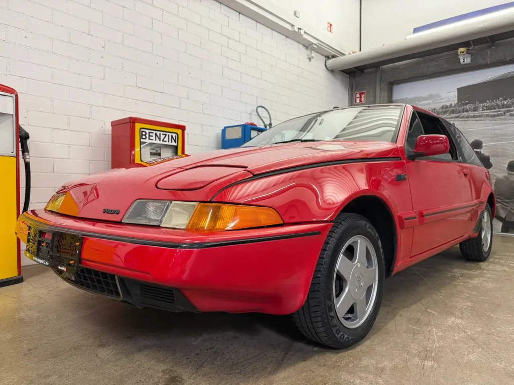 Volvo 480 S 1994 in Rot Foto vom vorderen Kotfluegel Fahrerseitig.
