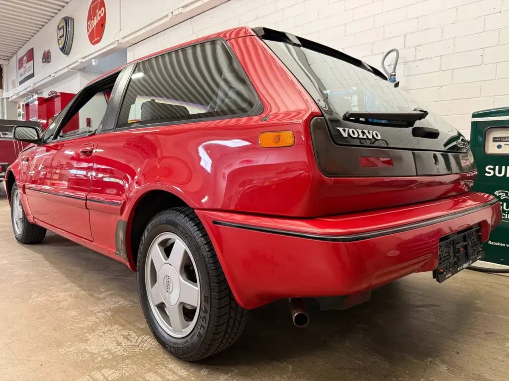 Volvo 480 S 1994 in Rot Foto vom Kotfluegel hinten links Fahrerseitig.