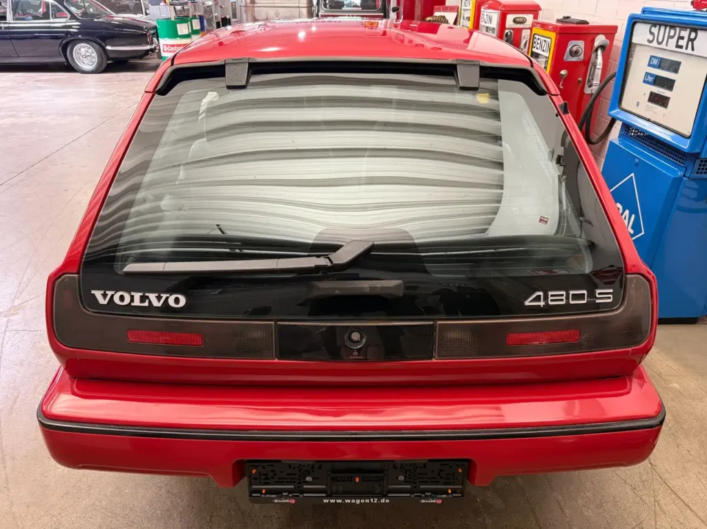 Volvo 480 S 1994 in Rot Foto von der Heckscheibe.