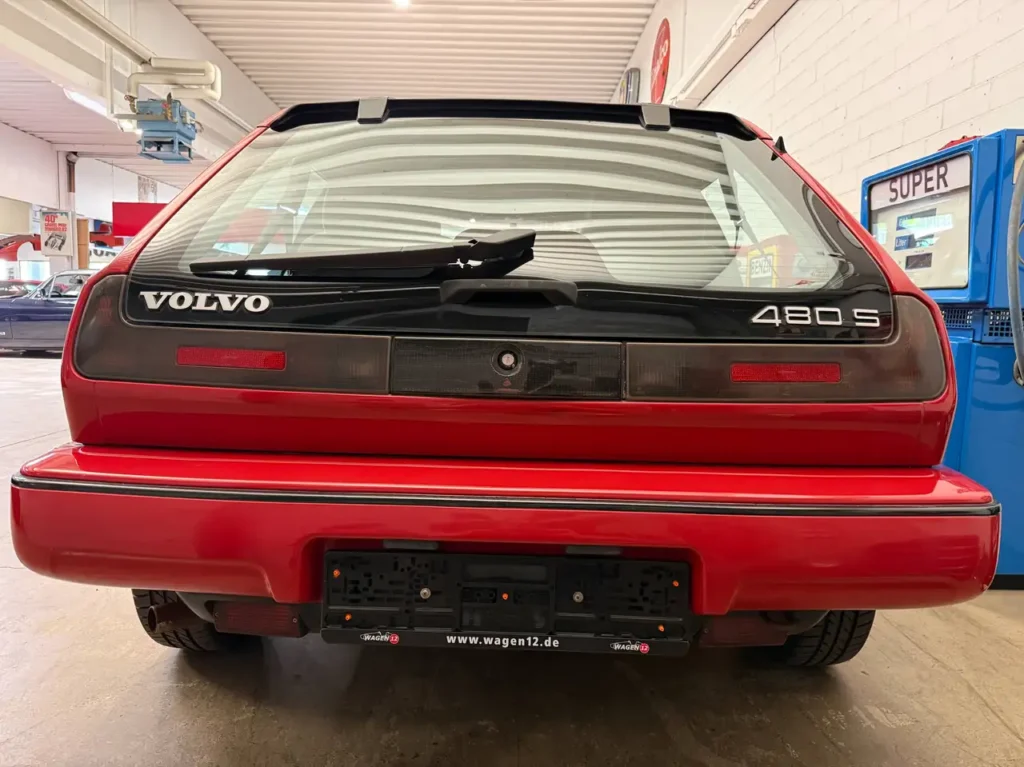 Volvo 480 S 1994 in Rot Foto vom Kofferraum aussen, und Heckscheibe und Scheibenwirscher