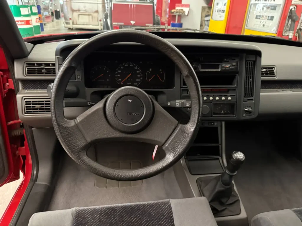 Volvo 480 S 1994 in Rot Foto vom Lenkrad und den Armaturen.