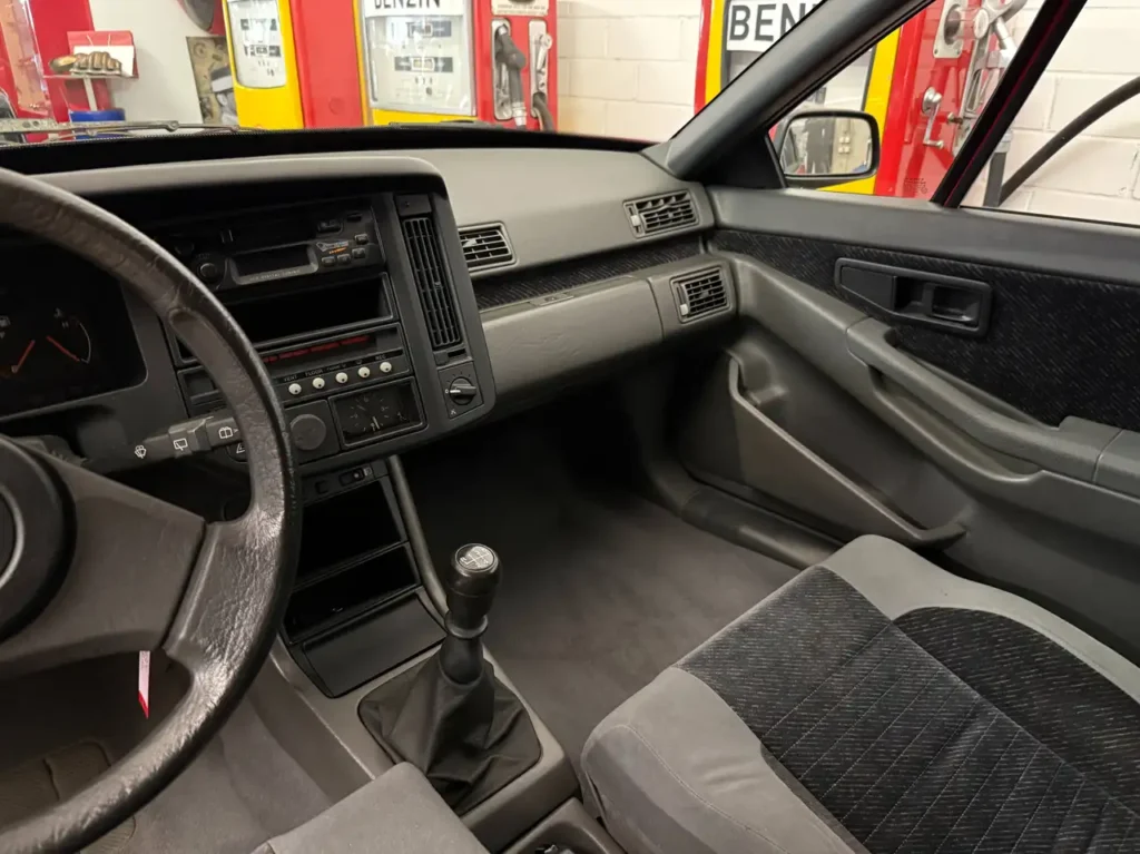Volvo 480 S 1994 in Rot Foto von der Mittelkonsole mit Schaltkonsole
