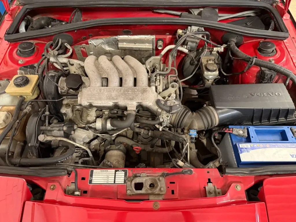 Volvo 480 S 1994 in Rot Foto vom Motor inklusive Batterie.