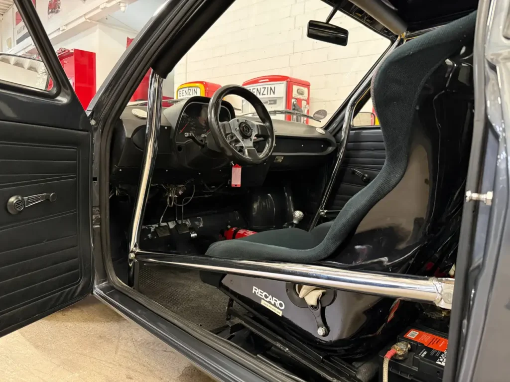 VW Derby 1981 mit Überrollkäfig direkter Blick in den Innenraum auf den Recaro Fahrersitz.