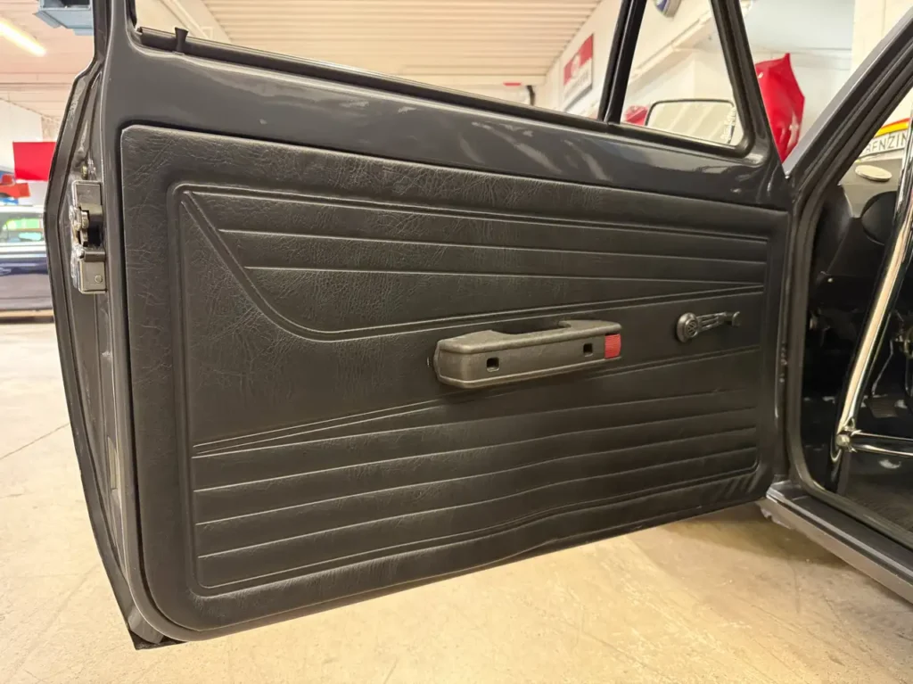 VW Derby 1981 mit Überrollkäfig Seitenverkleidung der Fahrertuer.