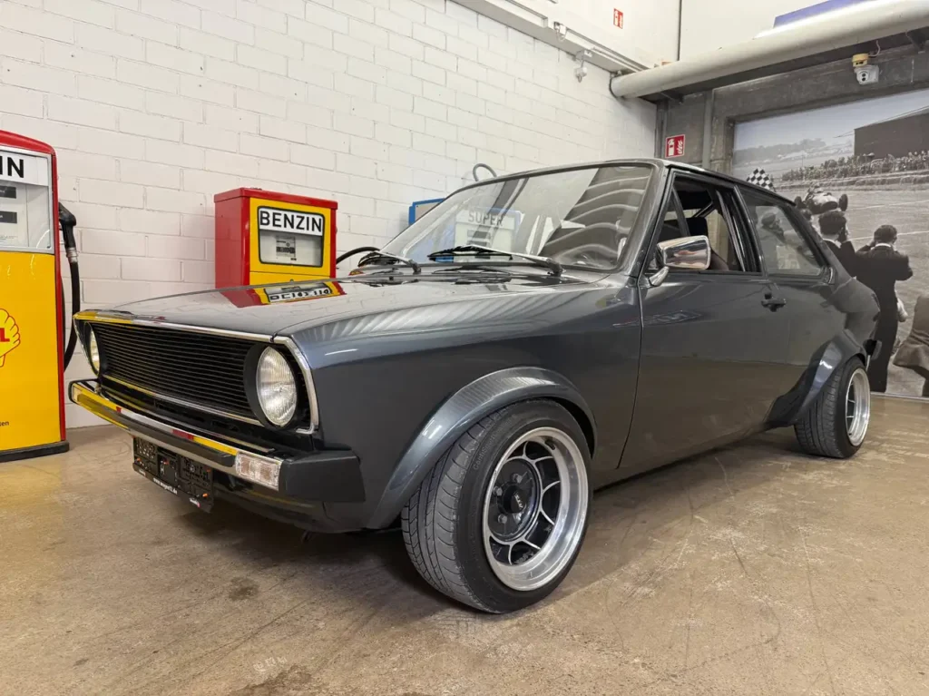 VW Derby 1981 mit Überrollkäfig Blick auf Kotfluegel vorne links.