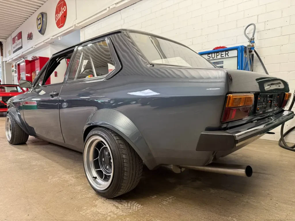VW Derby 1981 mit Überrollkäfig hinterer linker Kotfluegel mit Auspuff und Rad.