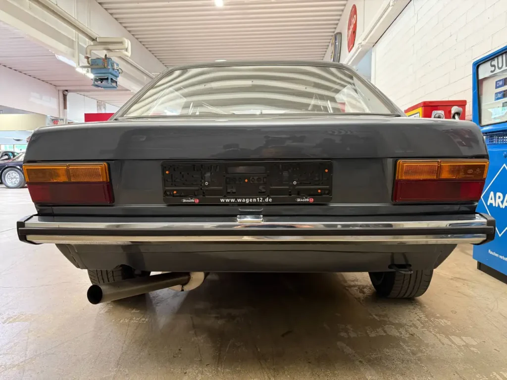 VW Derby 1981 mit Überrollkäfig Heckansicht mit Stossstange und Auspuff.