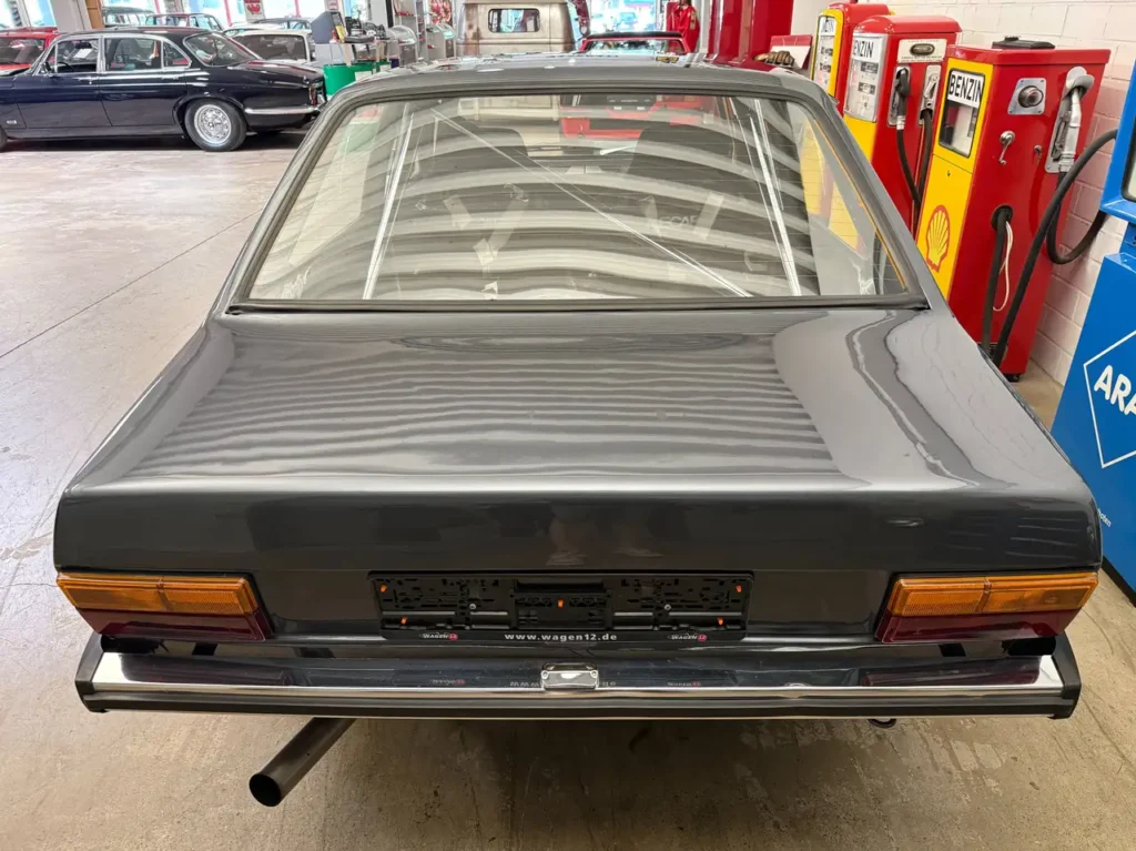 VW Derby 1981 mit Überrollkäfig Heckansicht mit Heckscheibe Auspuff und Stoßstange.