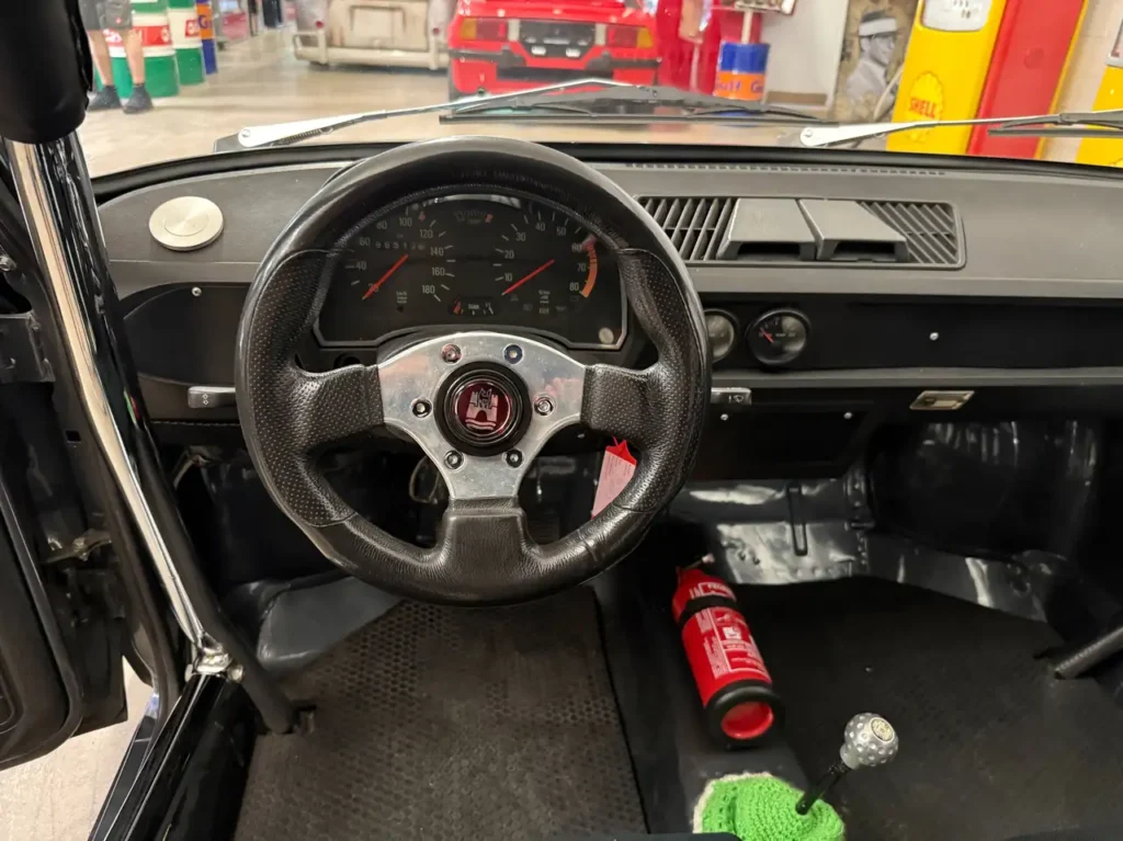 VW Derby 1981 mit Überrollkäfig direkte Sicht auf Lenkrade und Armaturenbrett.